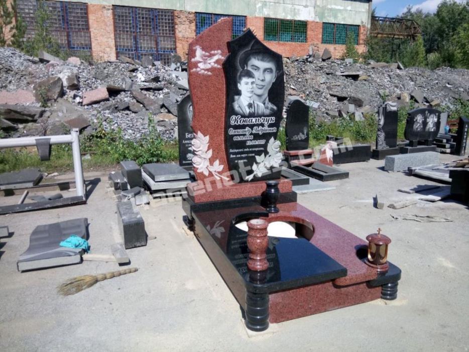 Памятники из гранита от фирмы Kamenotes Коростышев