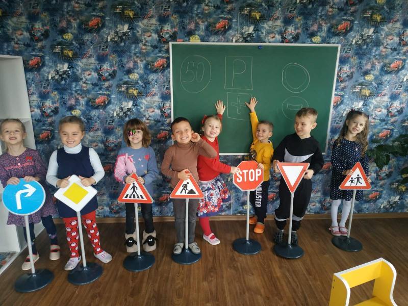 Приватний дитячий садок Світлячок Генiальнi дітки  турбота розвиток і любов до кожної дитини